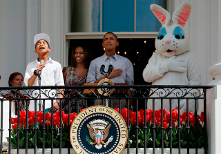 Illustration for article titled White House Easter: Obama Tells Screaming Kids 'Bees Are Good'